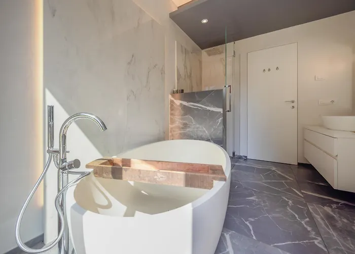 Charming Garden Hideaway In By Rent * Como